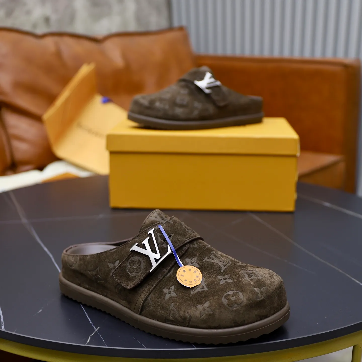 Ex-factory price: 520💰🙅‍♂️🙅‍♂️🙅‍♂️Birkenstock Brand: LV Louis Vuitton Standard code: 38-45 (cowhide lining) Grade: Same as the official website Material: Original leather design Original rubber wear-resistant molded outsole Style category: Men's fashion sandals Distinguished luxury brand elements Top luxury Color: Actual picture color